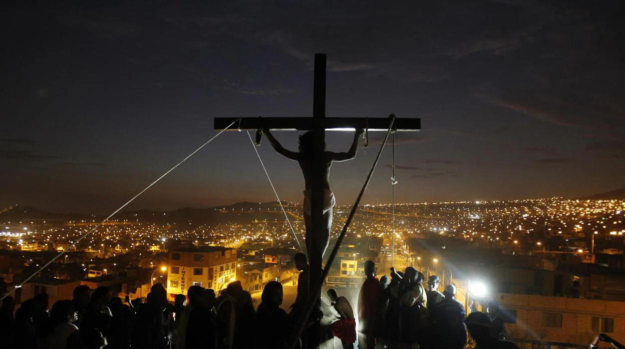 Un actor representa la crucifixión de Jesucristo durante la Semana Santa en Perú