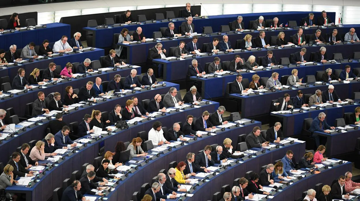 Eurodiputados asisten a la sesión de este martes en el Parlamento Europeo (PE) en Estrasburgo