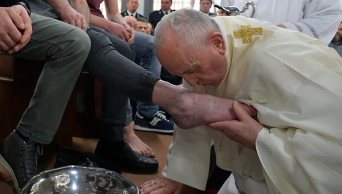 El Papa lava los pies a uno de los presos de la cárcel de la ciudad de Velletri, a una hora de la capital (Roma)