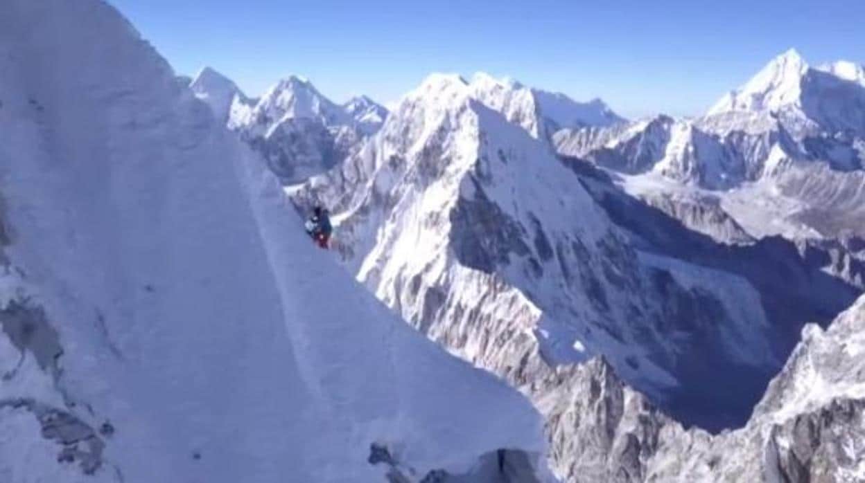 El alpinista David Lama, en el Himalaya