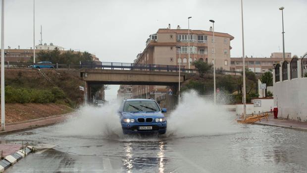 Desalojan un camping y suspenden transporte urbano en Torrevieja por el temporal