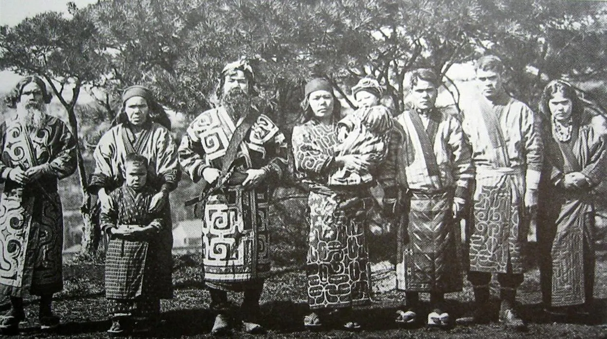 Imagen de un grupo Ainu