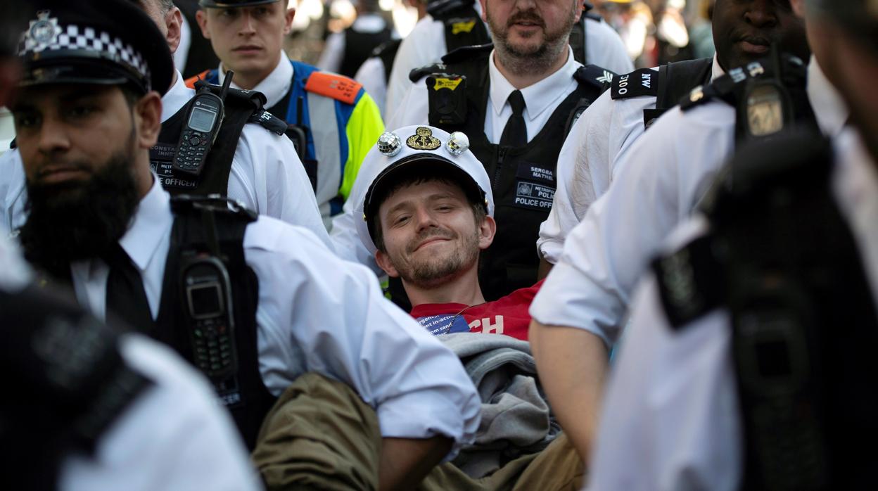 La Policía detiene a un manifestante durante una protesta en Londres