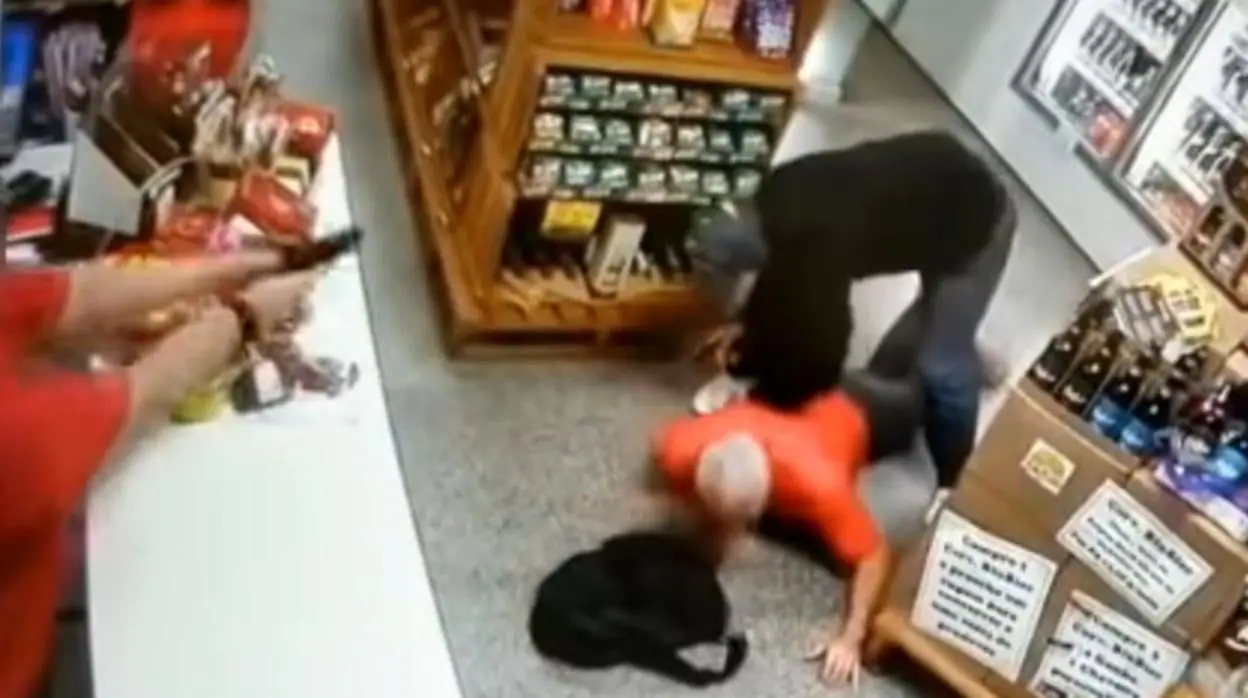 Vídeo: la dueña de una tienda mata de un disparo a un ladrón que le atracaba
