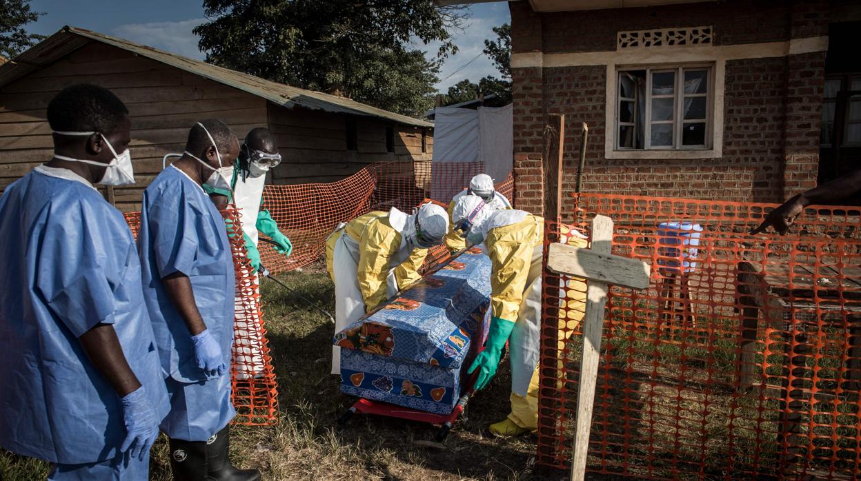 El brote de ébola en el Congo llega al millar de muertos en un escenario de «contagio intenso»
