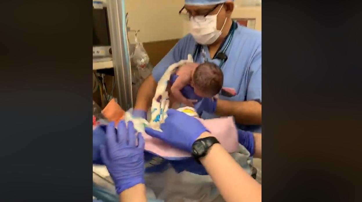 Momento en el que la bebé cae de las manos del empleado del hospital