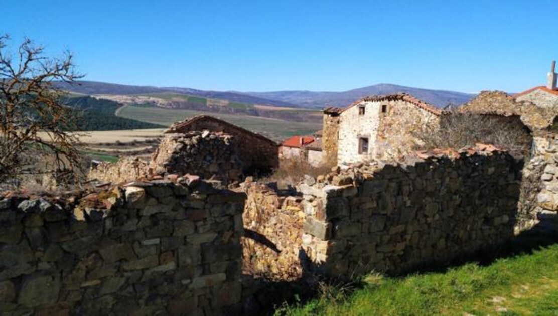 Vista del pueblo castellano de Sarnago, que pertenece a la comarca de Tierras Altas, en la provincia de Soria