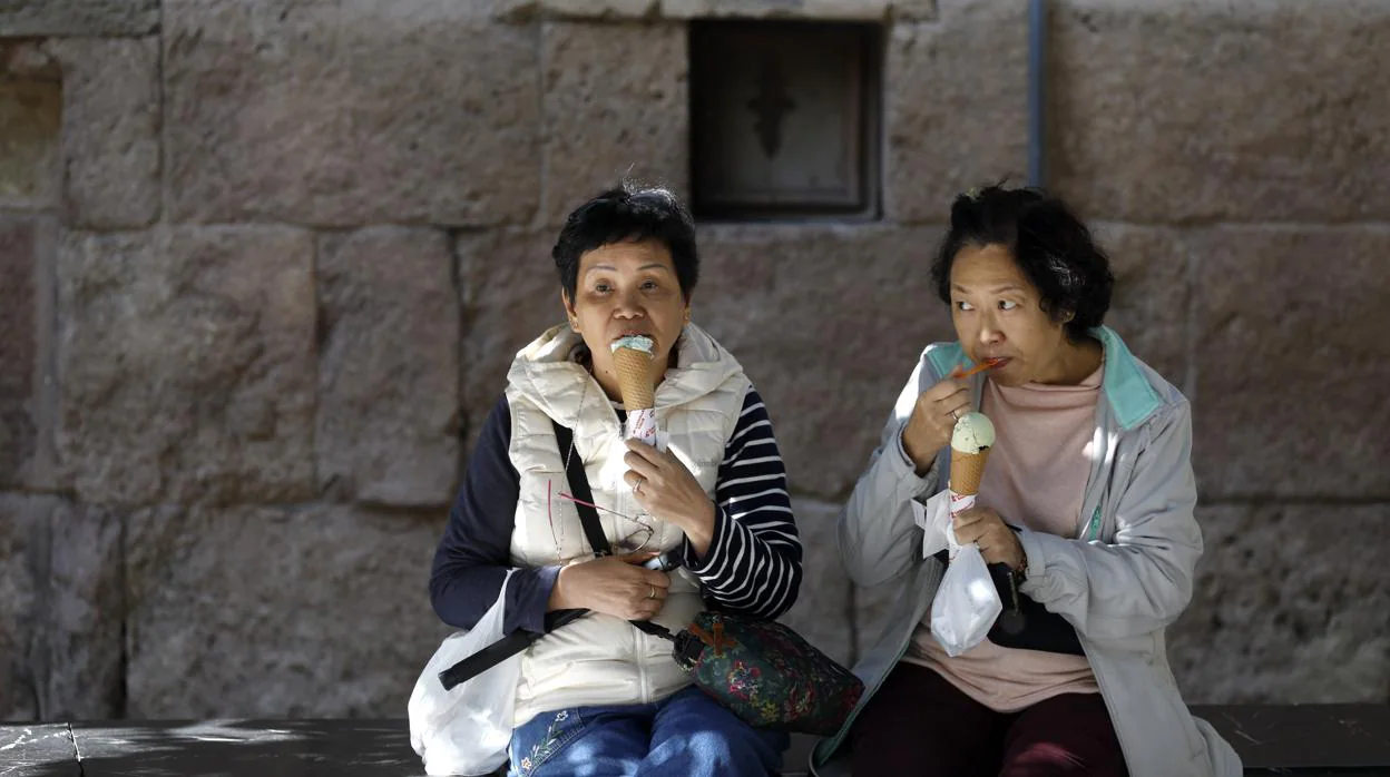Dos mujeres comen helado en Córdoba