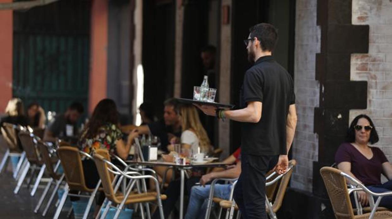 Imagen de archivo de una terraza de un bar