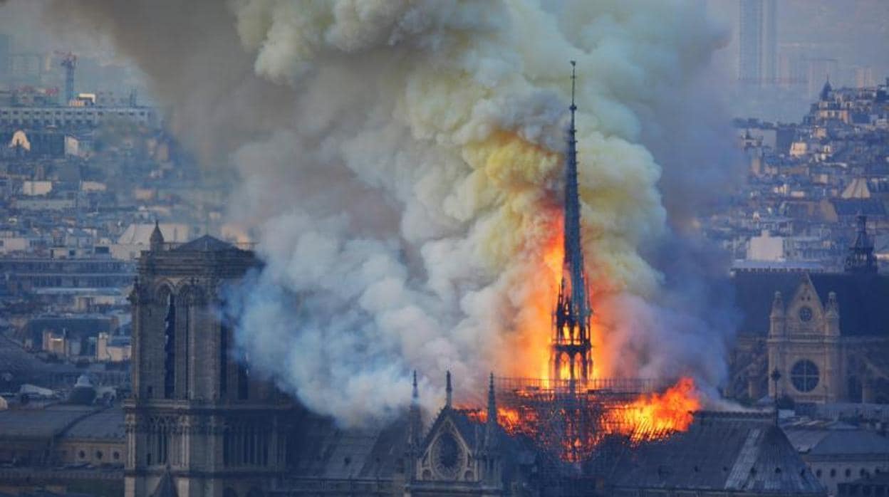 Incendio de la catedral gótica de Notre Dame en París