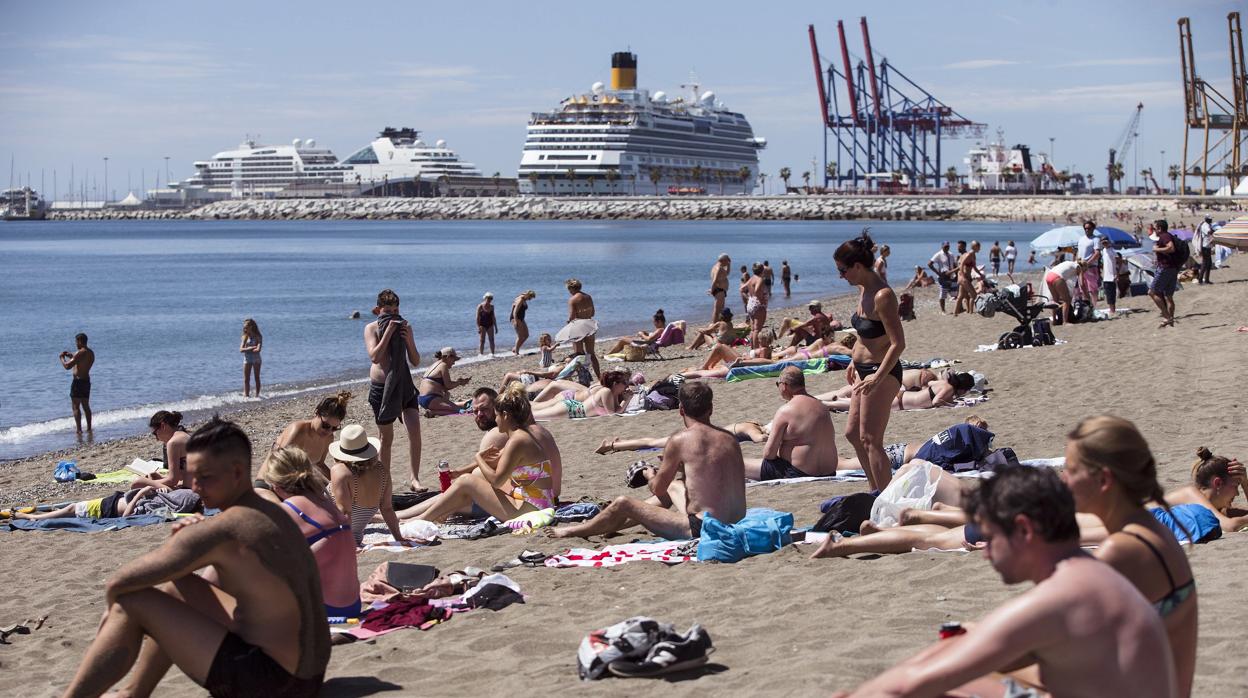 Personas disfrutando del buen tiempo en la playa de la Malagueta