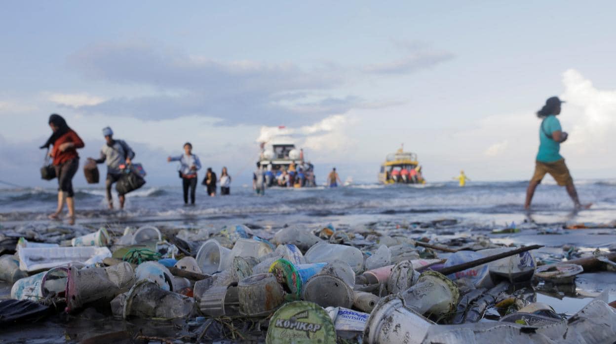 Plásticos en una playa de Bali