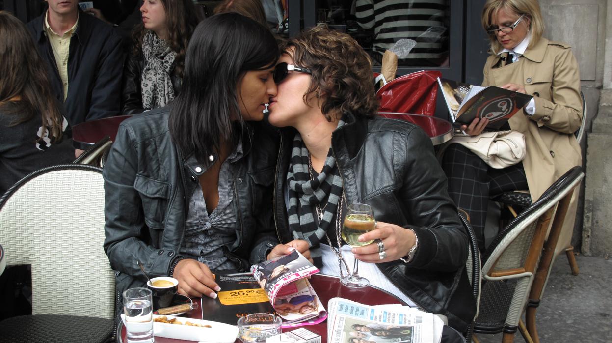 Dos mujeres se besan en París