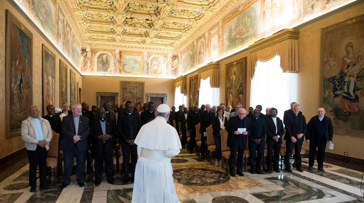 El Papa a los periodistas: «Aprecio vuestro trabajo cuando metéis el dedo en las llagas de la Iglesia»