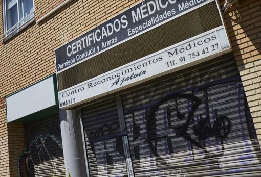 En el barrio de San Blas de la capital, en la Avenida Institución Libre de Enseñanza, número 158, este centro de reconocimiento psicotécnico para permisos de conducir y armas es a todas luces irregular