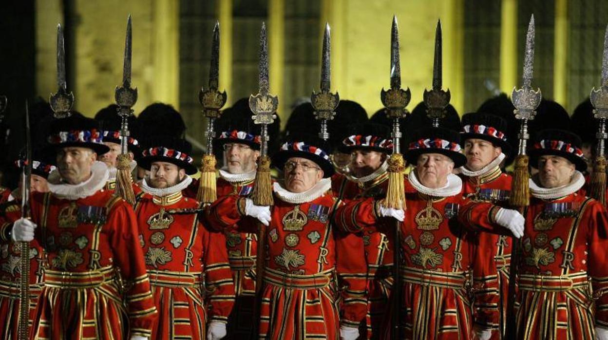 «Beefeaters» durante una ceremonia en la Torre de Londres