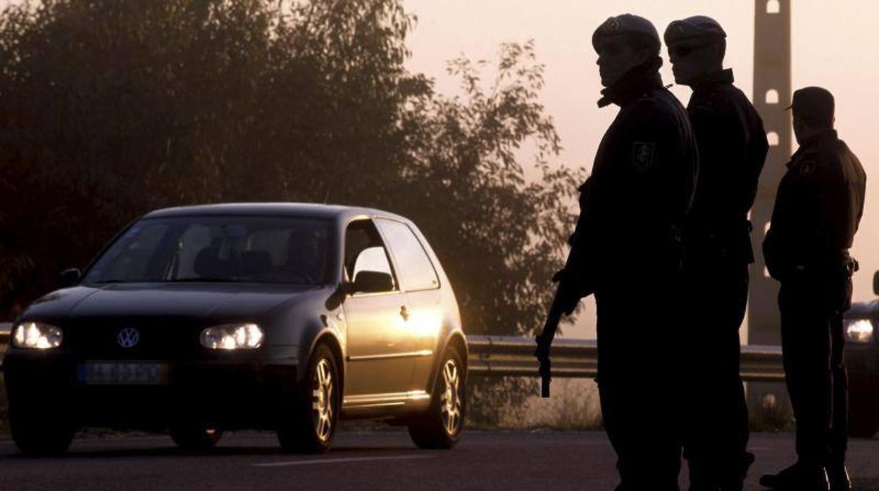 Policías portugueses controlan la frontera