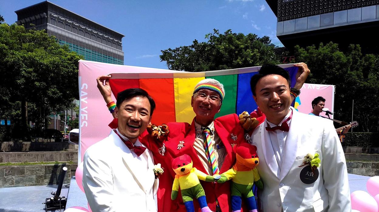 Una de las primeras parejas homosexuales en casarse en Taiwán