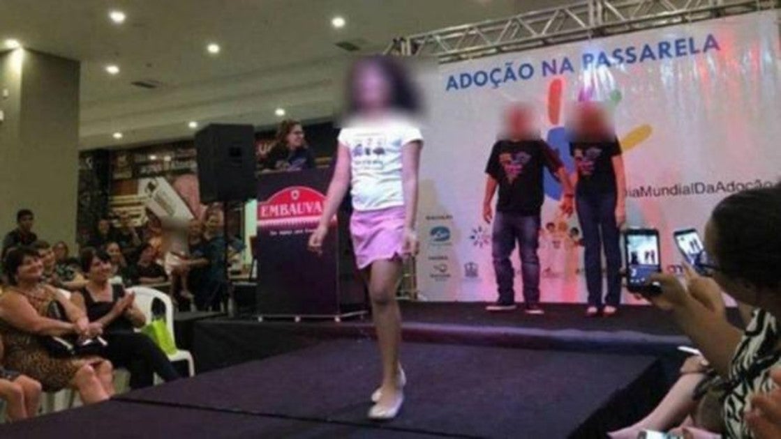 Polémica en Brasil por un desfile de menores sobre una pasarela para ser adoptados