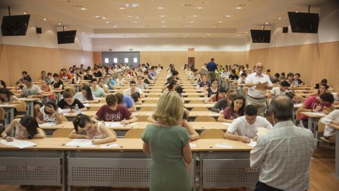 Los estudiantes realizan las pruebas de acceso a la universidad en sus respectivas comunidades autónomas