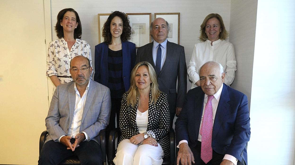 Jurado del premio ABC Solidario. Sentados, de izquierda a derecha Ángel Expósito, Trinidad Jiménez e Ignacio Bayón. De pie Alejandra Kindelán , Concha Galdón, Juan Romo y Catalina Luca de Tena