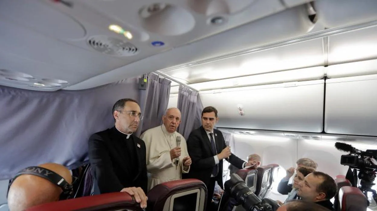 El Papa Francisco durante la rueda de prensa en el vuelo