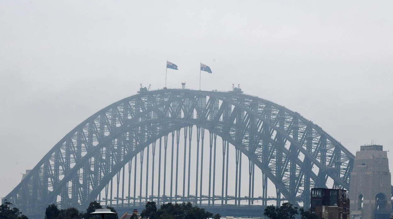 El Puente del Puerto de Sydney entre la niebla