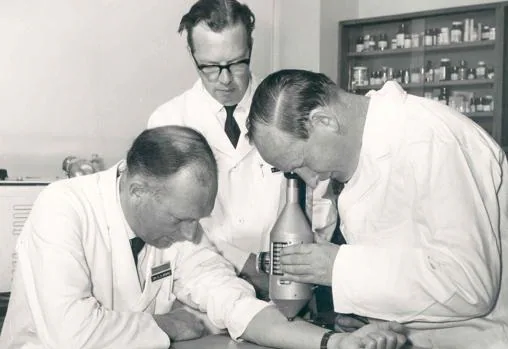 El científico británico Stewart Adams se llevó la gloria mediática del hallazgo del ibuprofeno. En la imagen, Adams se somete a una prueba tras hacer de cobaya humana con el fármaco