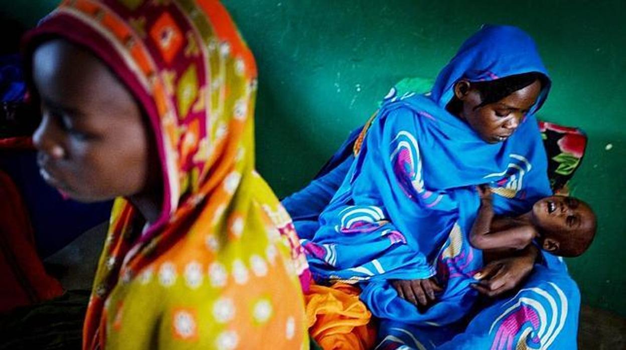 Imagen cedida por Unicef que muestra a una mujer con su hijo en un centro terapéutico en Chad