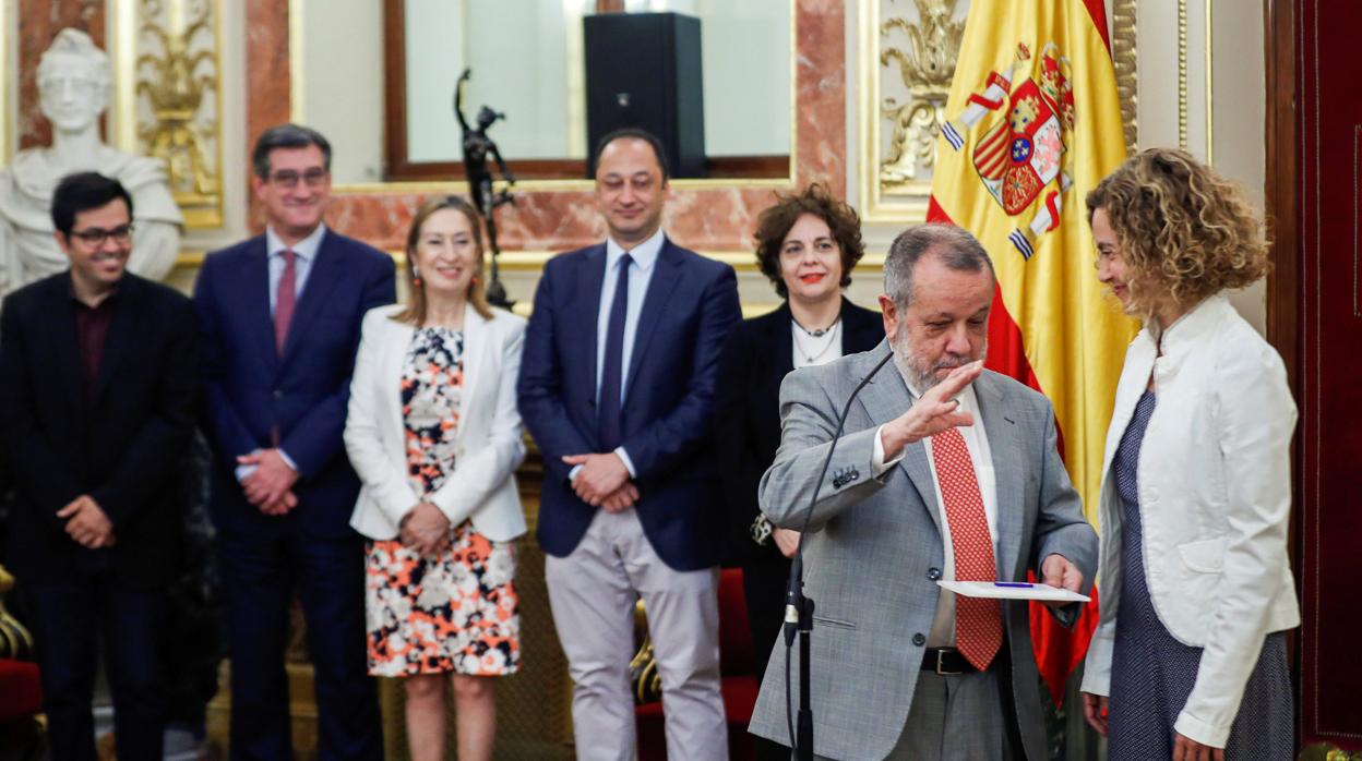 El defensor del pueblo entrega a la presidenta del Congreso el informe anual de 2018