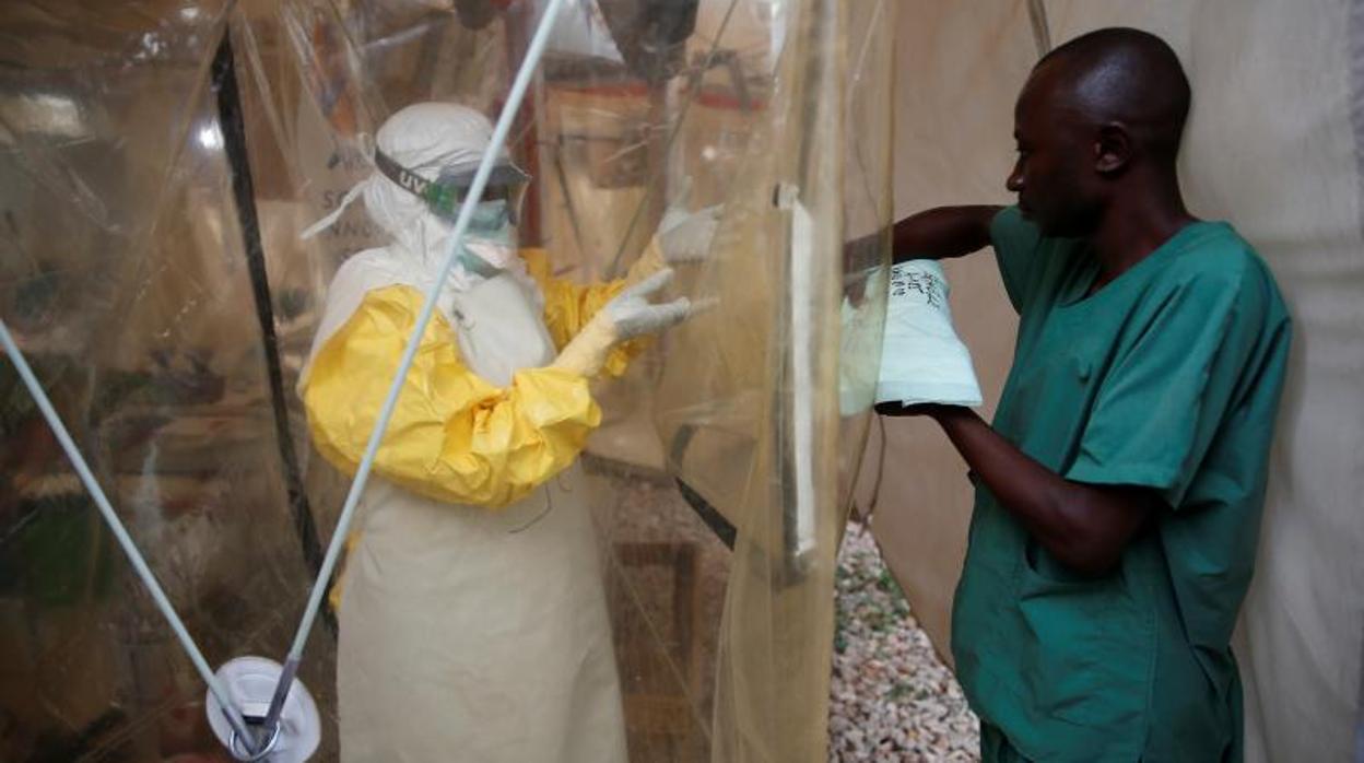 Un trabajador entra en la Unidad de Emergencia del centro de tratamiento ALIMA Ebola en Beni (Congo)