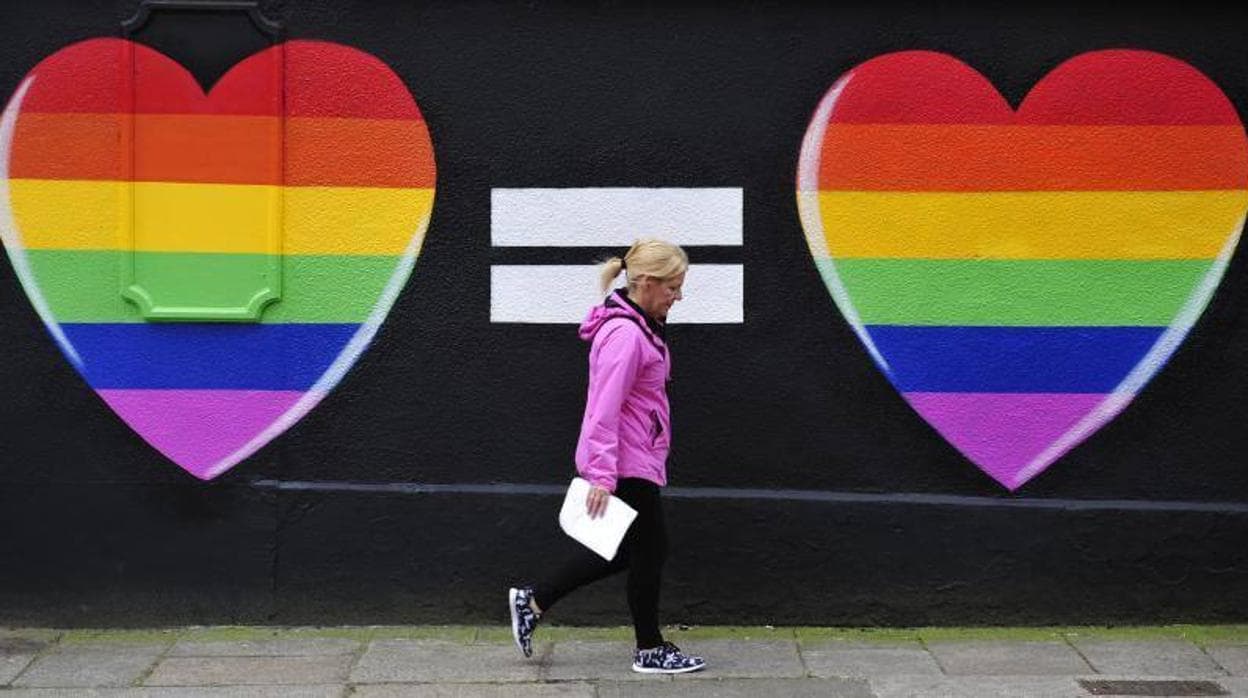 Pintada de dos corazones con los colores del arcoíris en Dublín, Irlanda