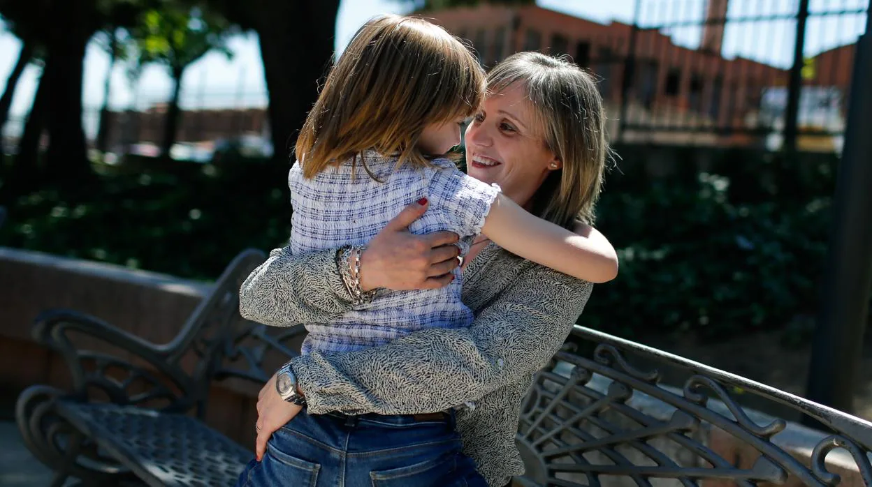 Laura abraza a su hija Ainhoa, afectada de una enfermedad neurológica rara