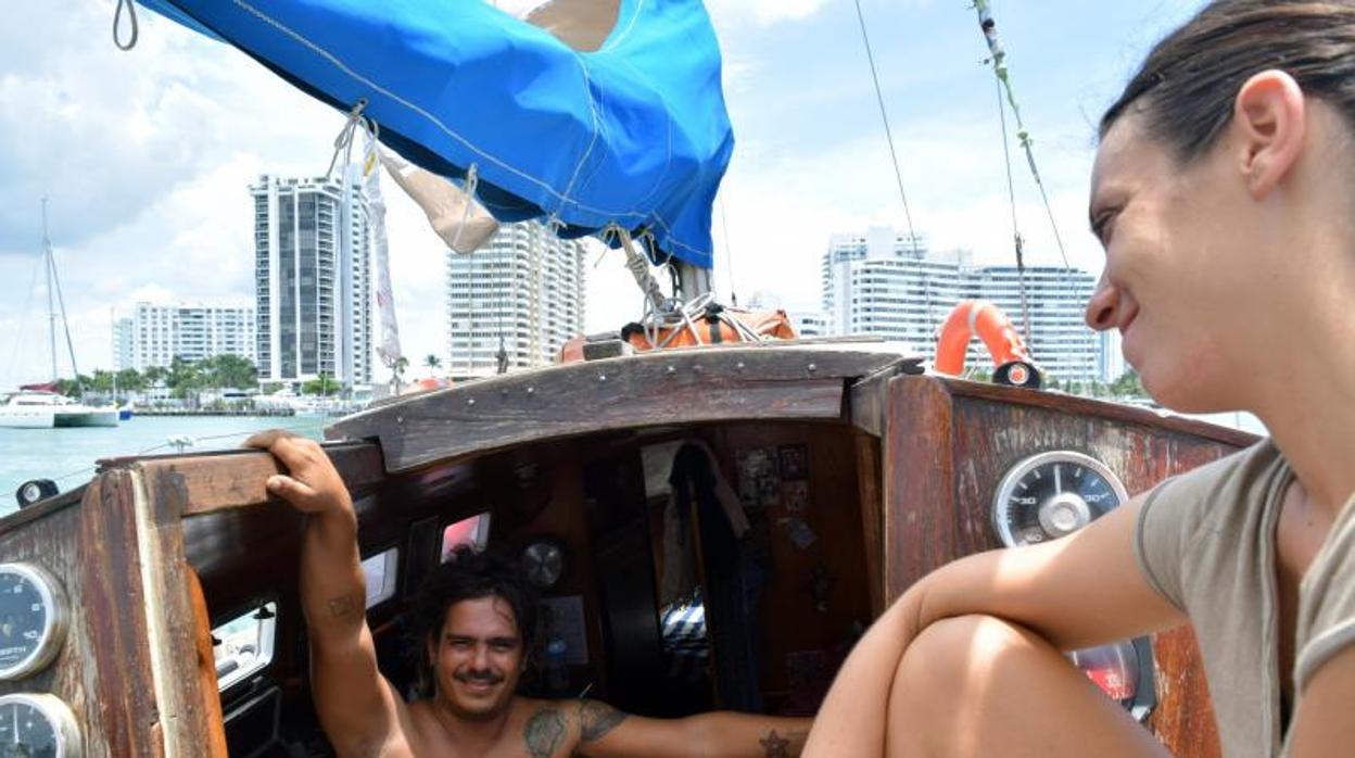 David Berenguer y Lara Gandía a su llegada a Miami después de dos meses de travesía por el océano Atlántico