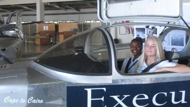 Un grupo de jóvenes sudafricanos construye un avión para viajar de Ciudad del Cabo a El Cairo