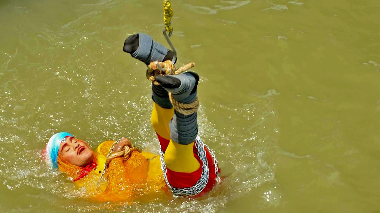 El momento en el que Chanchal Lahiri era sumergido en el Ganges