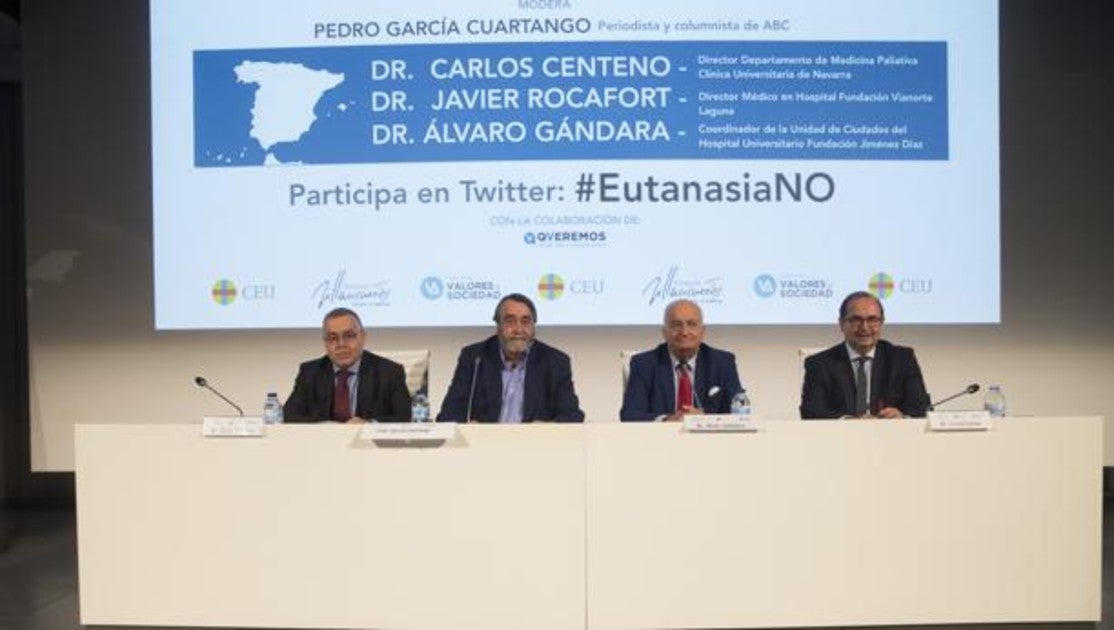 De izquierda a derecha, Javier Rocafort, García Cuartango, Álvaro Gándara y Carlos Centeno durante la jornada de debate organizada por las fundaciones "Valores y Sociedad", Villacisneros y CEU