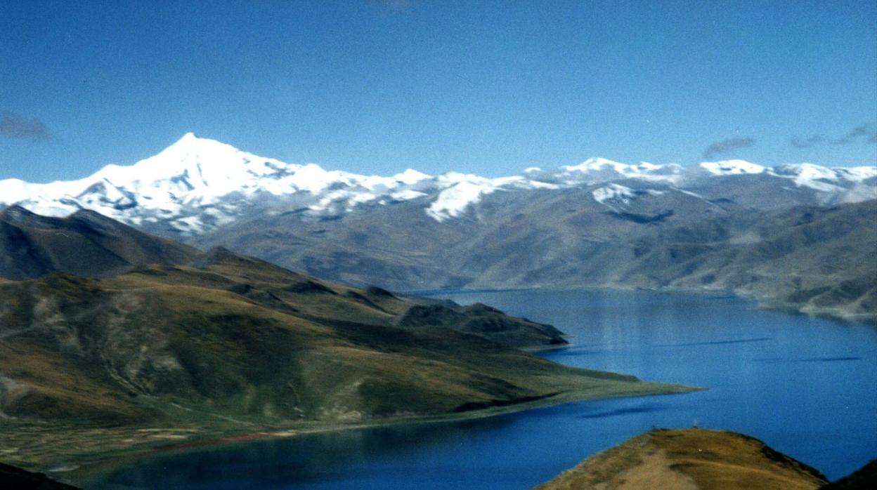 Fotografía de 1995 que muestra el río Yarlung, en el Tiben, Montes del Himalaya