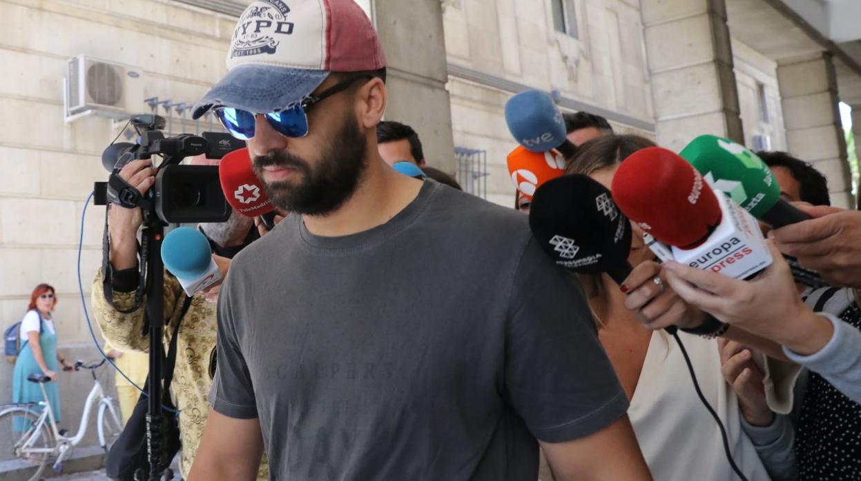 Antonio Manuel Guerrero, ayer al fichar en los Juzgados de Sevilla, antes de entrar en prisión