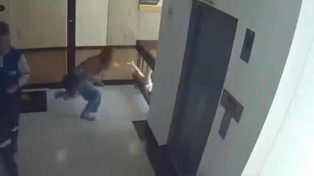 Una madre distraída con el móvil salva a su hija de caer al vacío en el último momento