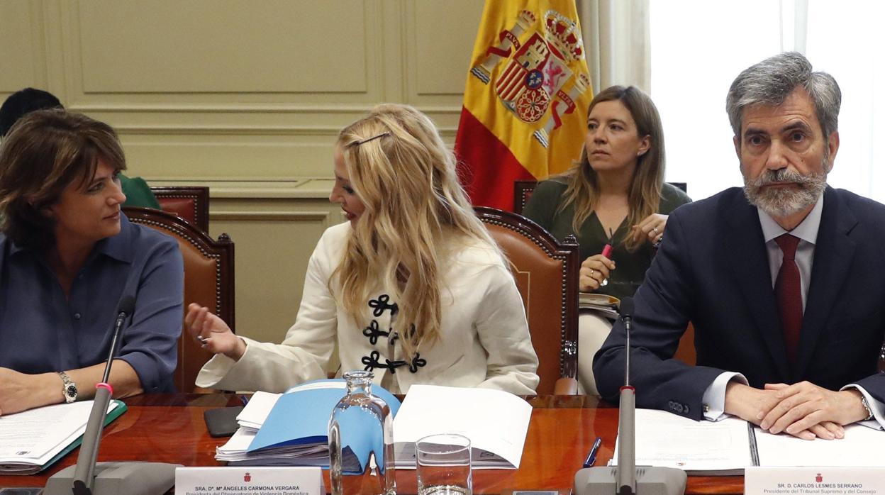 Representantes del Gobierno en funciones y de la carrera judicial, ayer, durante el encuentro