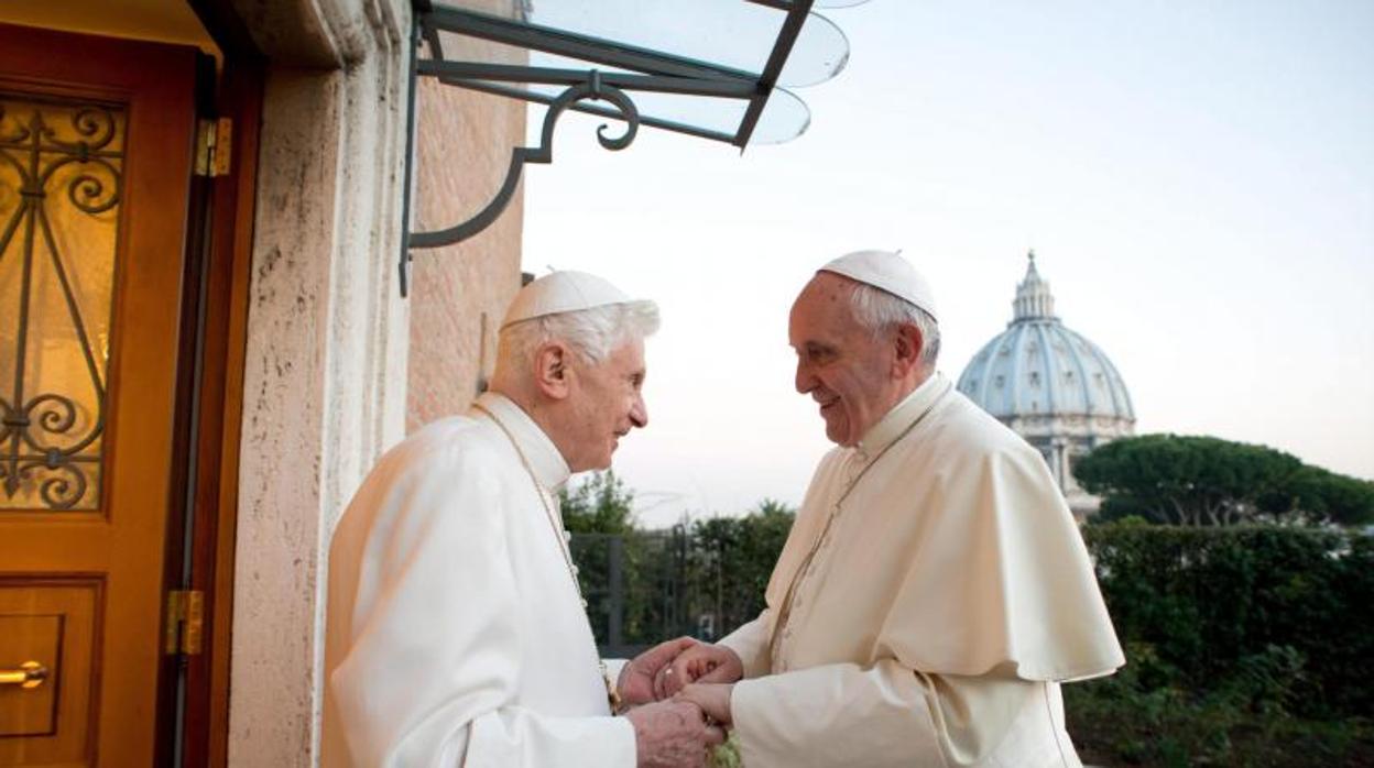 El papa Francisco saludando a su predecesor, el papa emérito Benedicto XVI