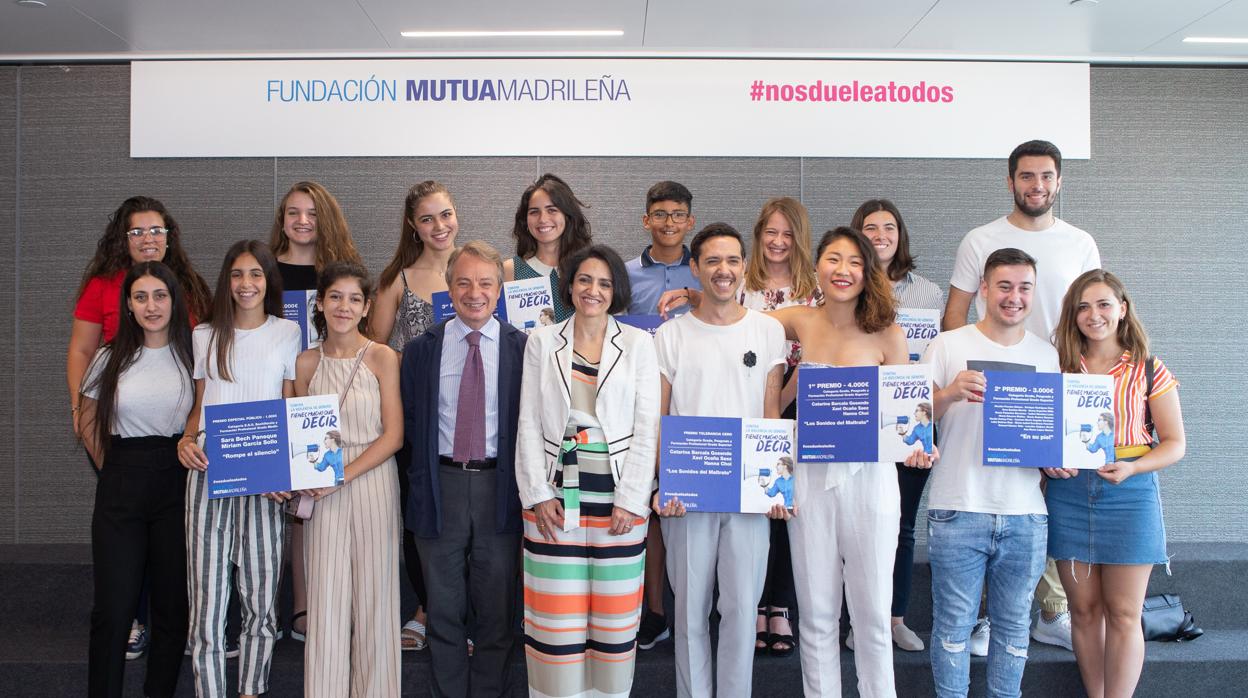 El director general de la fundación Mutua Madrileña, Lorenzo Cooklin y la delegada del Gobierno para la Violencia de Género, Rebeca Palomo, con los jóvenes premiados.