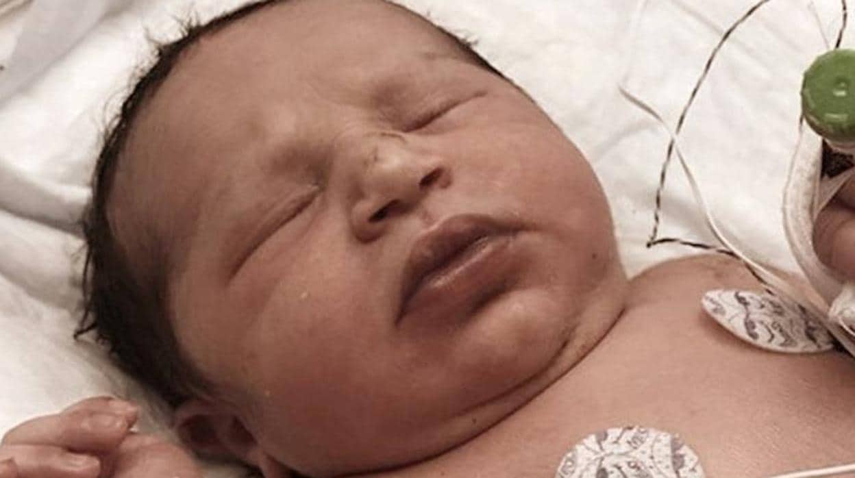 Imagen que muestra a la bebé recién nacida que había sido abandonada