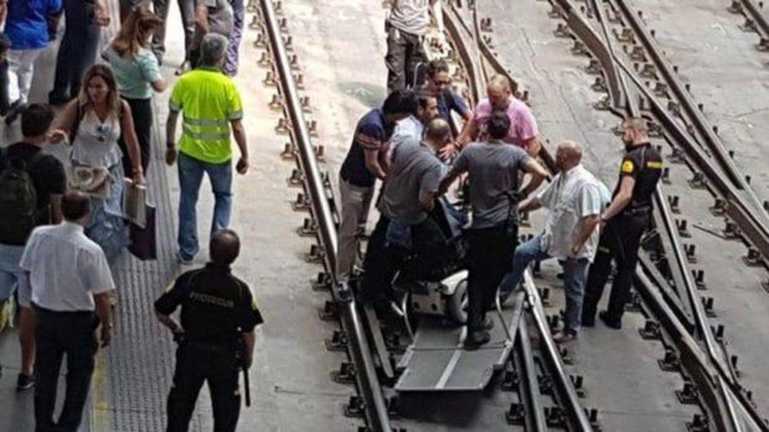 Momento del accidente en Atocha en el que se ve la silla de Martín y la rampa del AVE en las vías