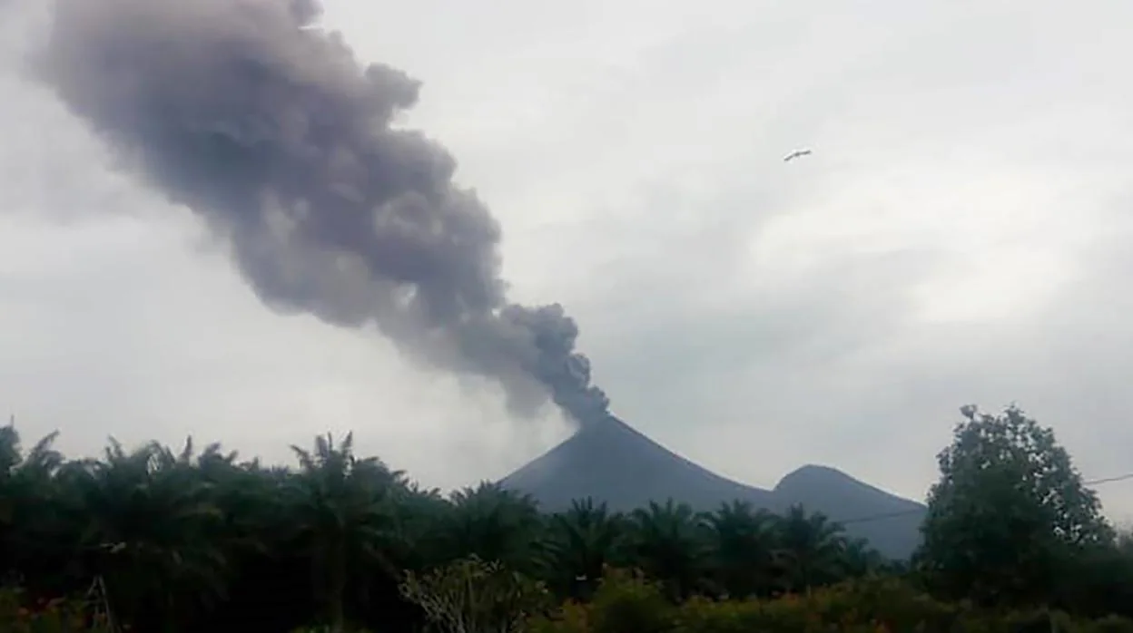 El volcán Ulawun de Papúa Nueva Guinea lanzando cenizas al aire el pasado 27 de junio