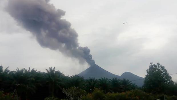 Erupciones volcánicas en Papúa: 15.000 evacuados y alerta por partículas que podrían causar la muerte