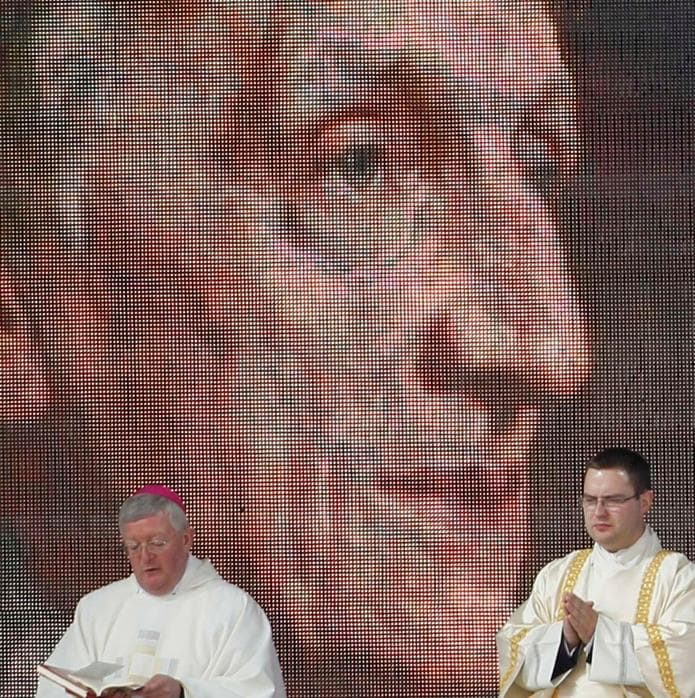 Un imagen del cardenal John Henry Newman se proyecta en Birmingham, Ingalterra