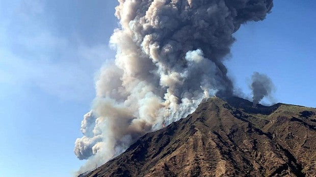 La explosión del volcán italiano Estrómboli causa un muerto y dos heridos