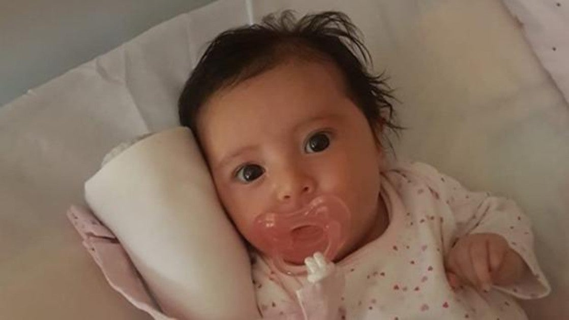 La pequeña Matilde tiene atrofia muscular espinal de tipo 1